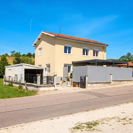 Maison Avec A They-sous-montfort, Accueillant Et Moderne