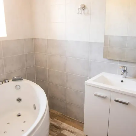 Maison Avec A They-sous-montfort, Accueillant Et Moderne *